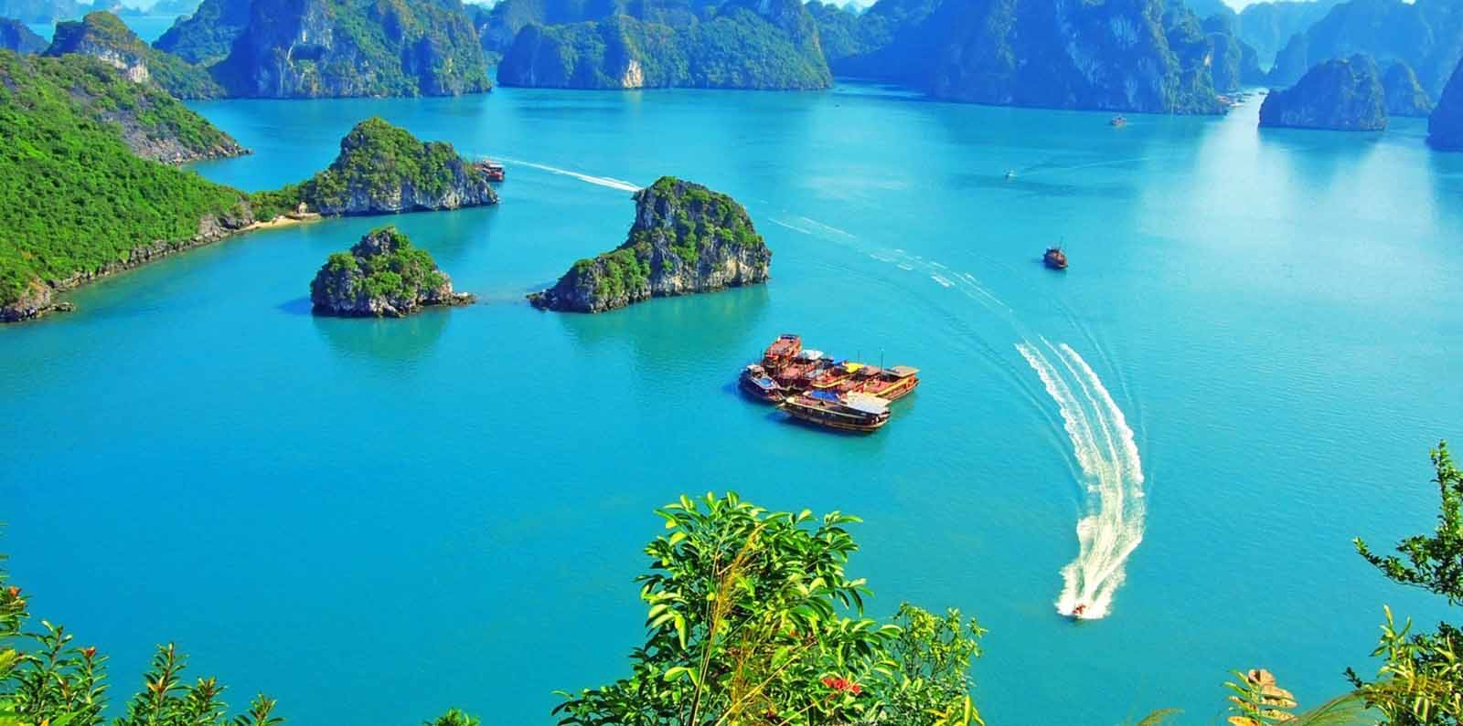 Ha Long Bay, Kong:Skull Island, Entertainment, Seafood, best time to visit Ha Long Bay, Wooden Boats, Cheap price, luxury experience 6 interesting facts you may not know about Ha Long Bay
