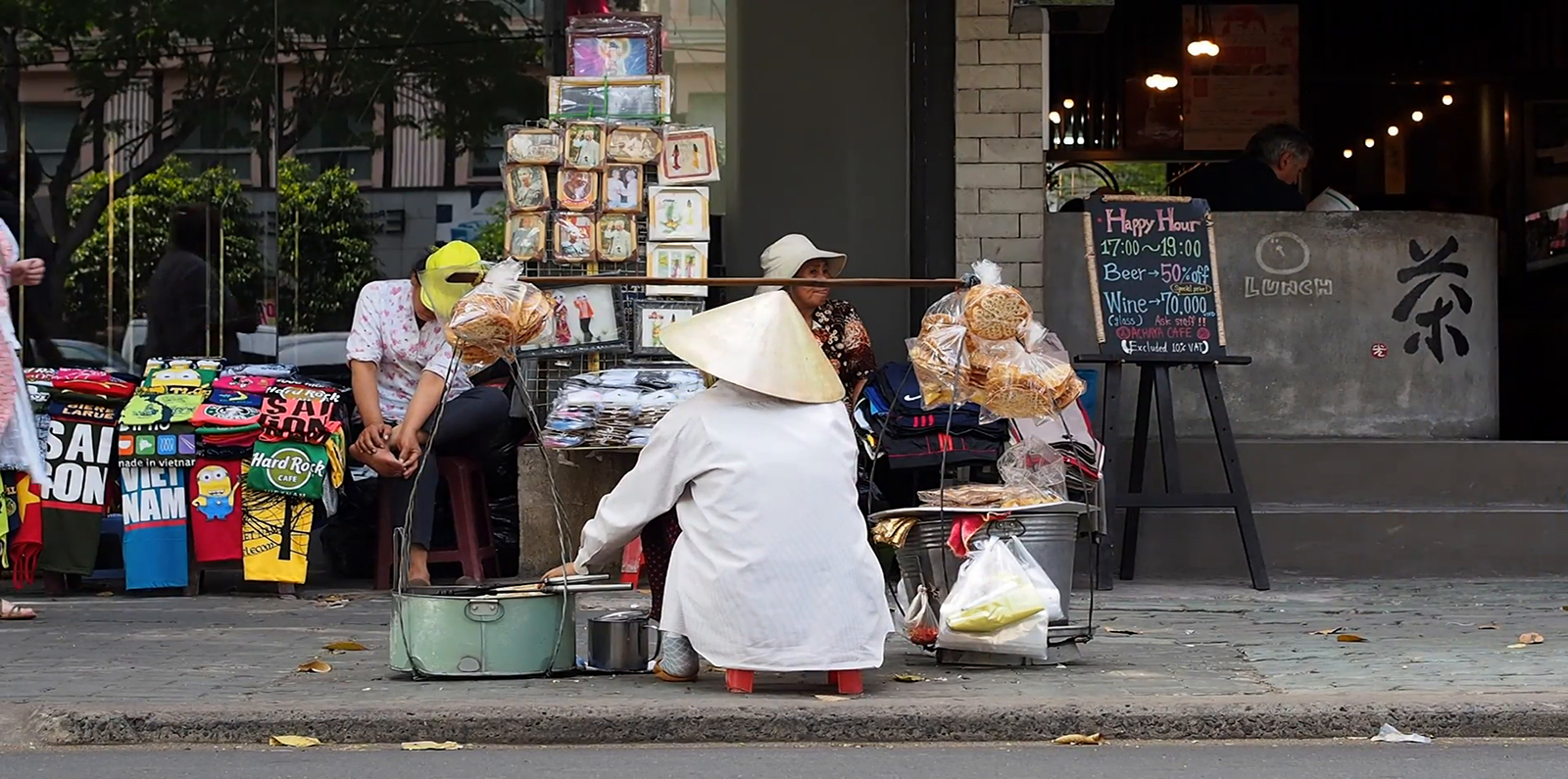 street food, street food in saigon, street food in vietnam, experience travel in vietnam, vietnam experience travel, tours in saigon, saigon tours, vietnam culinary tour, saigon city, hochiminh city, vietnam cuisine, vietnam gastronomy tour, com tam, 5 best street foods in Saigon you should not miss